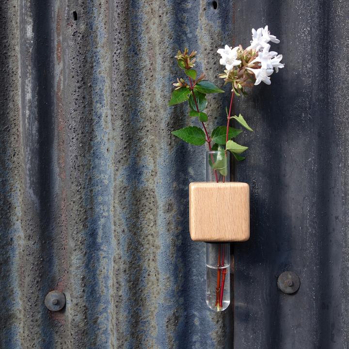 Smart Magnet Vase