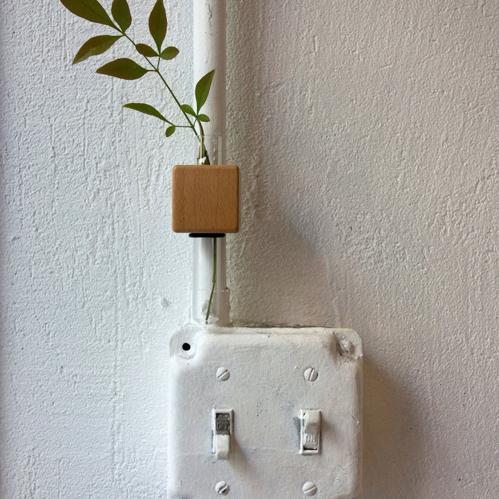 Smart Magnet Vase